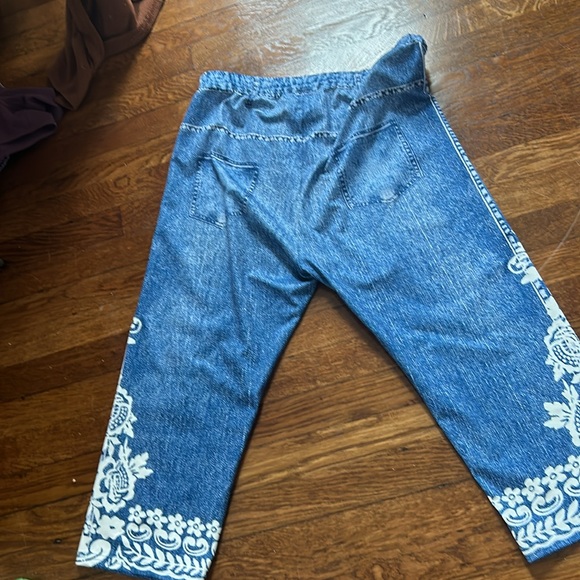 No pockets or zippers. Pull on with elastic waist - Picture 3 of 3